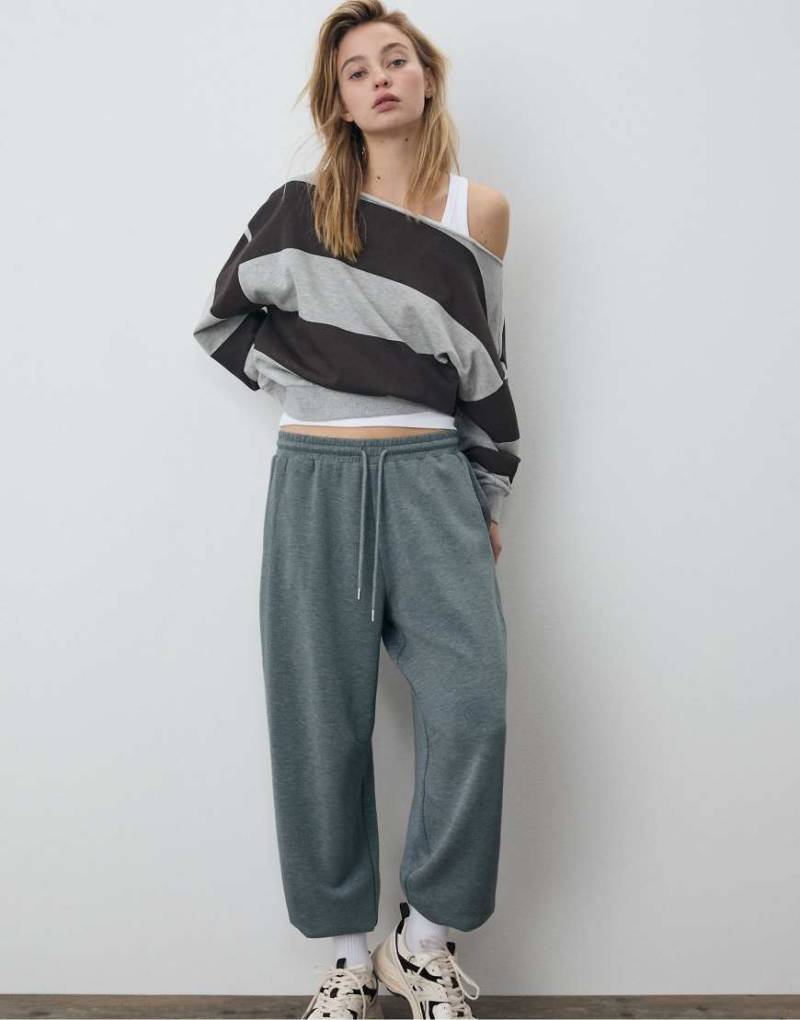 Stradivarius - Weiche, weite Jogginghose in Dunkelgrau von Stradivarius