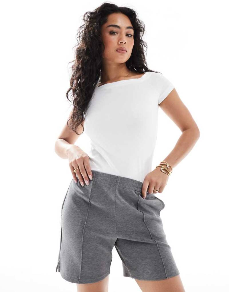 Stradivarius - Weiche Bermudashorts in Dunkelgrau von Stradivarius