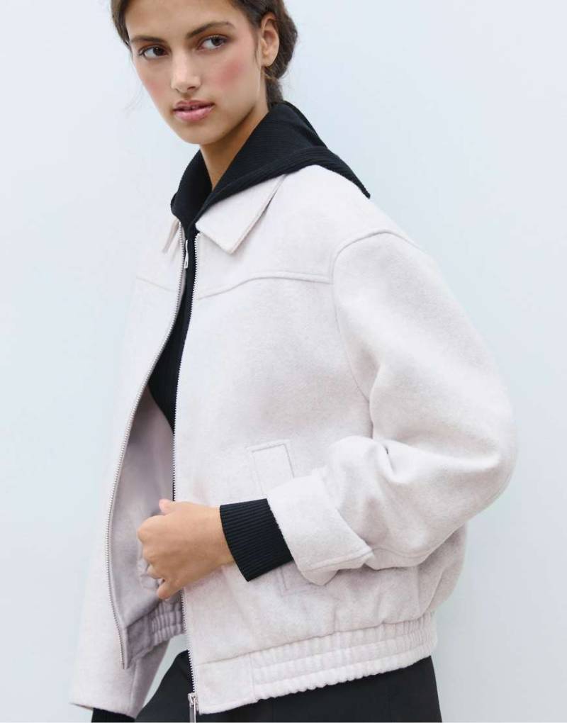 Stradivarius - Weiche Bomberjacke in Ecru-Weiß von Stradivarius