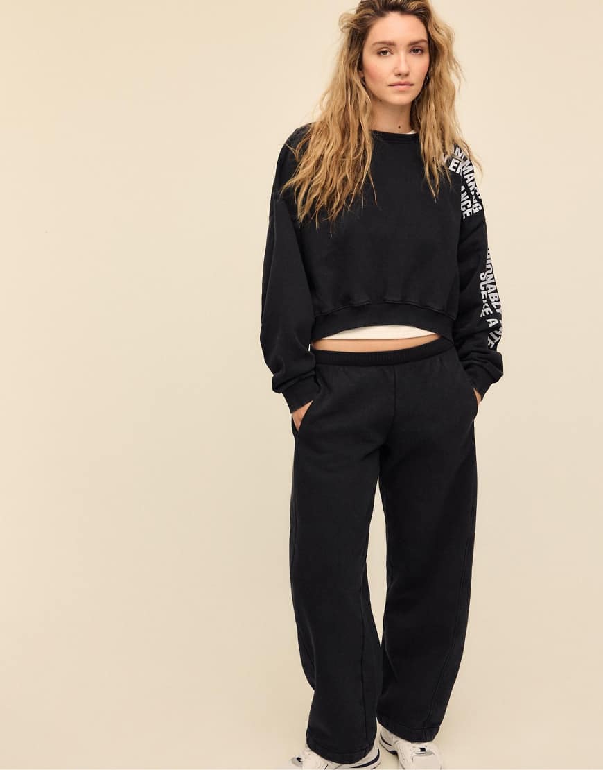 Stradivarius - Weiche Fleece-Jogginghose in Dunkelgrau mit Acid-Waschung von Stradivarius