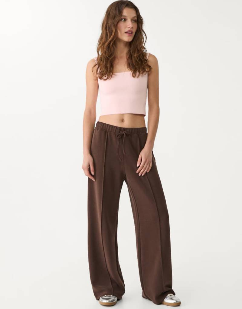 Stradivarius - Weiche Hose in Braun mit weitem Bein und Ziernaht von Stradivarius