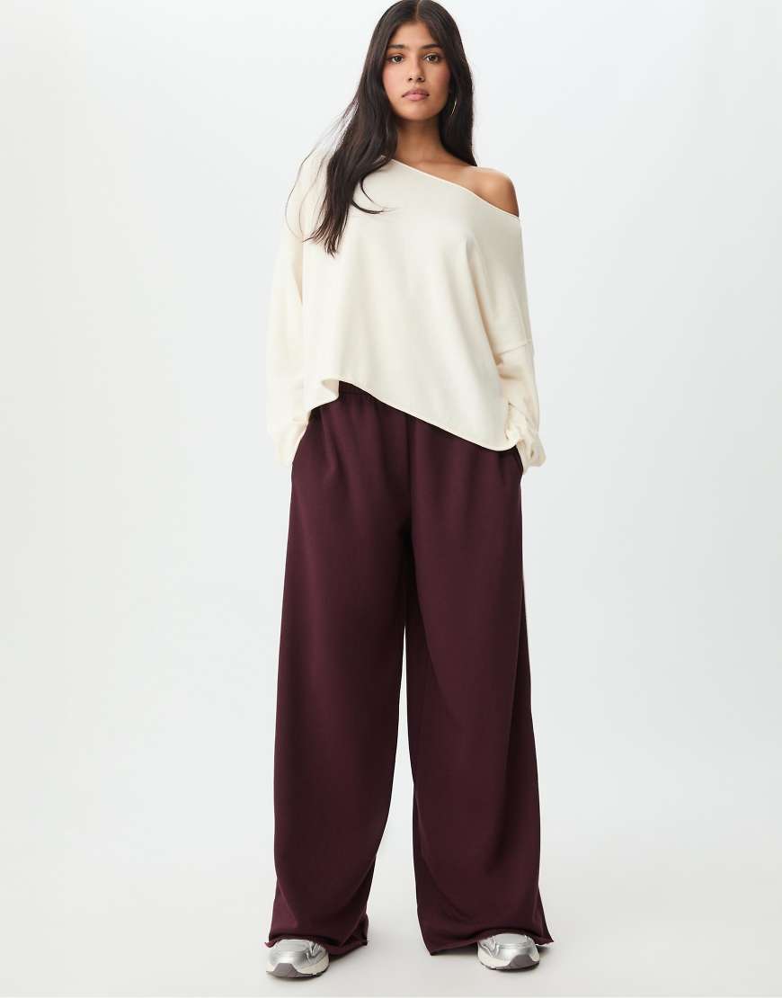 Stradivarius - Weiche Hose in Burgunderrot mit weitem Bein und Borte von Stradivarius