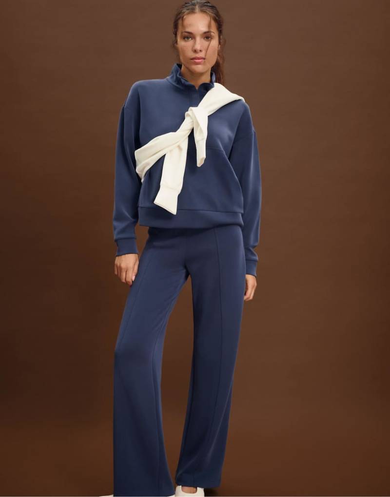 Stradivarius - Weiche Jogginghose in Dunkelblau mit geradem Schnitt und Ziernaht-Marineblau von Stradivarius