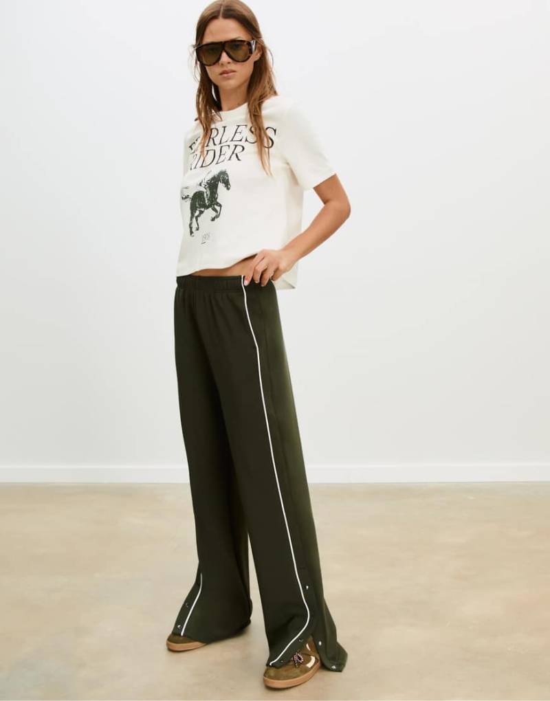 Stradivarius - Weiche Jogginghose in Grün mit Knöpfen von Stradivarius