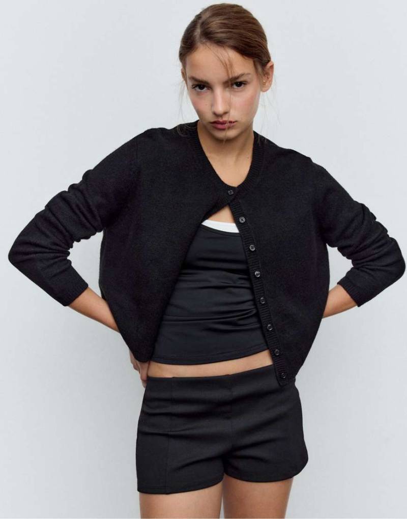 Stradivarius - Weiche Strickjacke in Schwarz mit Knopfleiste von Stradivarius