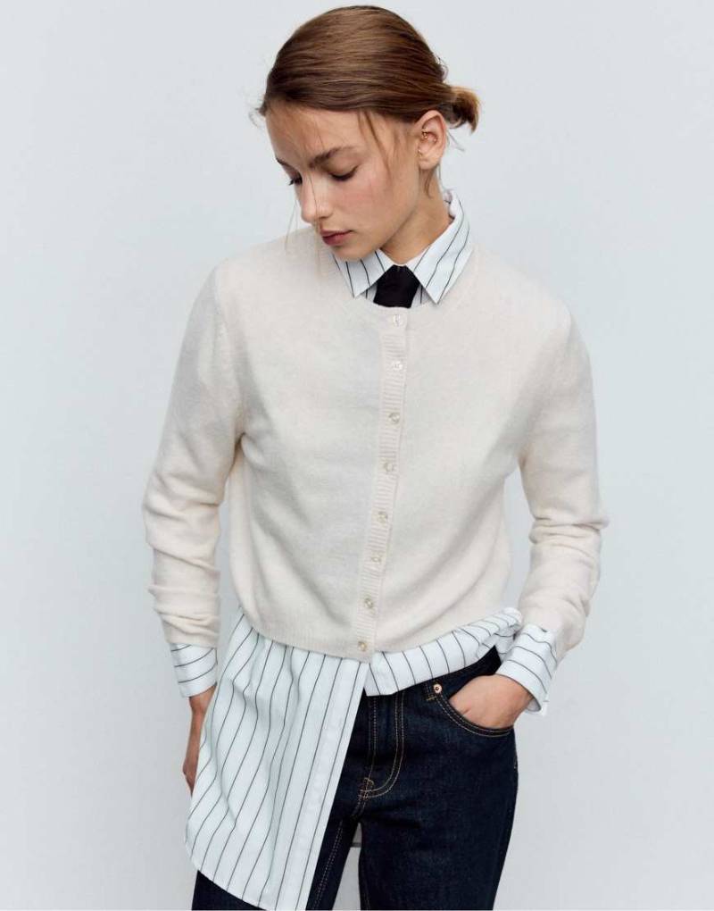 Stradivarius - Weiche Strickjacke in Steinbeige mit Knopfleiste-Weiß von Stradivarius