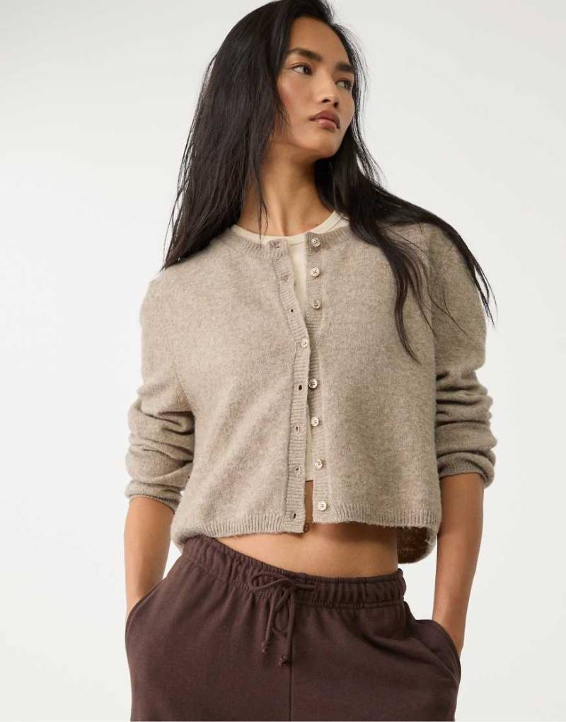 Stradivarius - Weiche Strickjacke in Steinbeige mit Knopfleiste-Weiß von Stradivarius