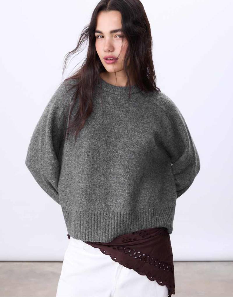 Stradivarius - Weicher Basic-Strickpullover in Dunkelgrau von Stradivarius