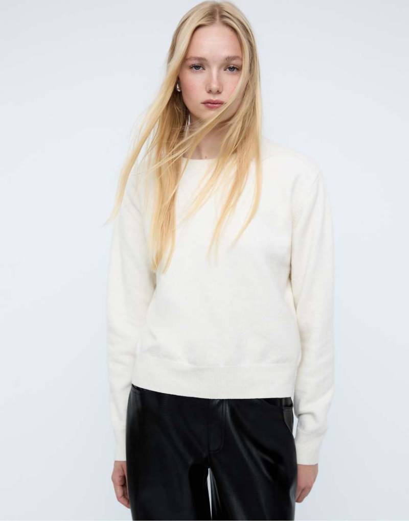 Stradivarius - Weicher Basic-Strickpullover in Ecru-Weiß von Stradivarius