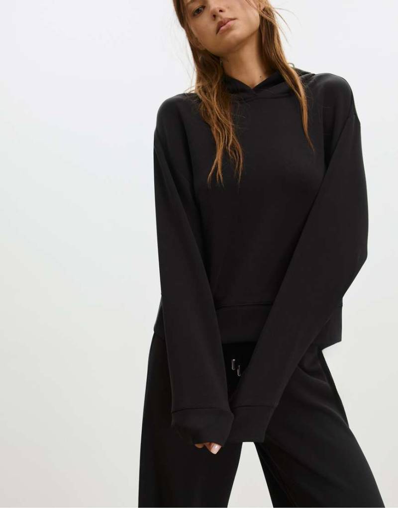 Stradivarius - Weicher Kapuzenpullover in Schwarz mit Knöpfen von Stradivarius