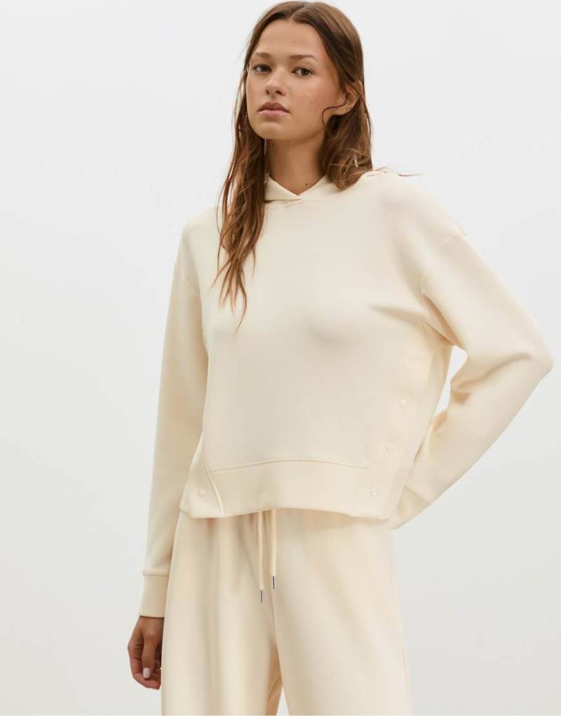 Stradivarius - Weicher Kapuzenpullover in Vanille mit Knöpfen-Weiß von Stradivarius