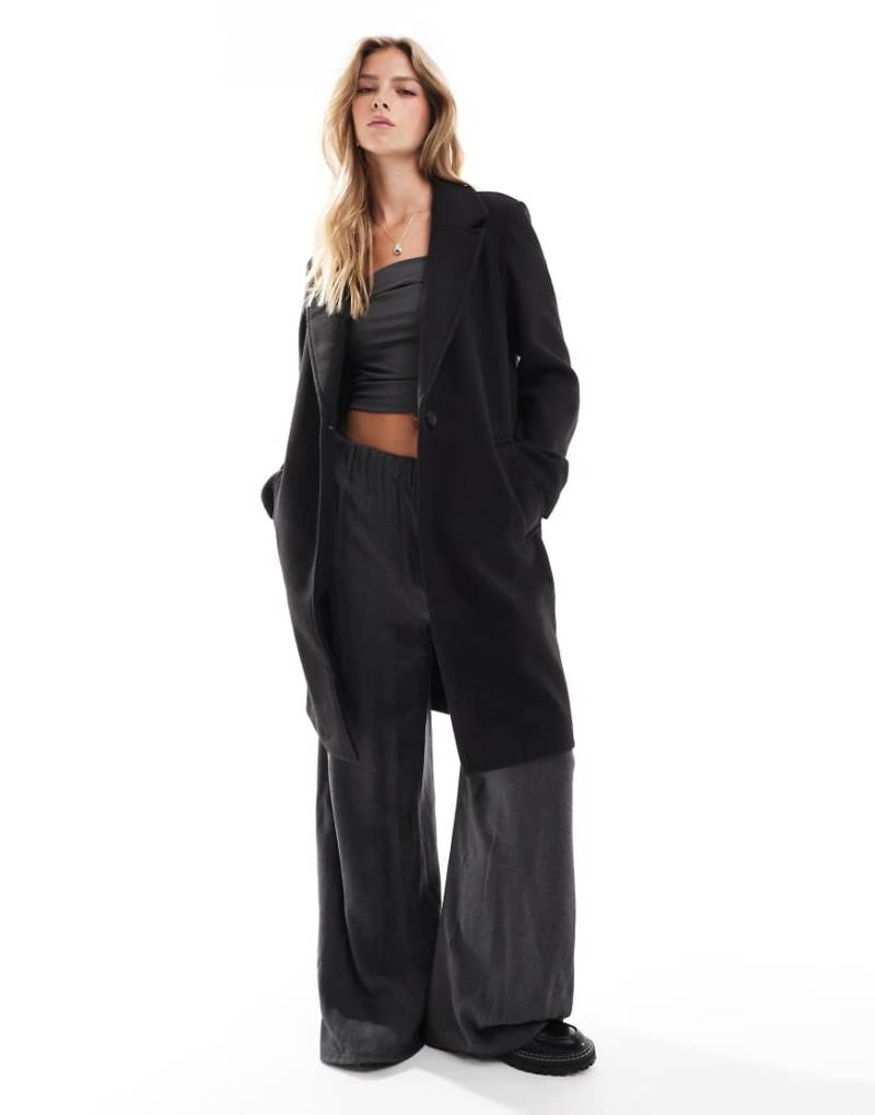 Stradivarius - Weicher Midi-Mantel in Schwarz mit Knopfleiste von Stradivarius