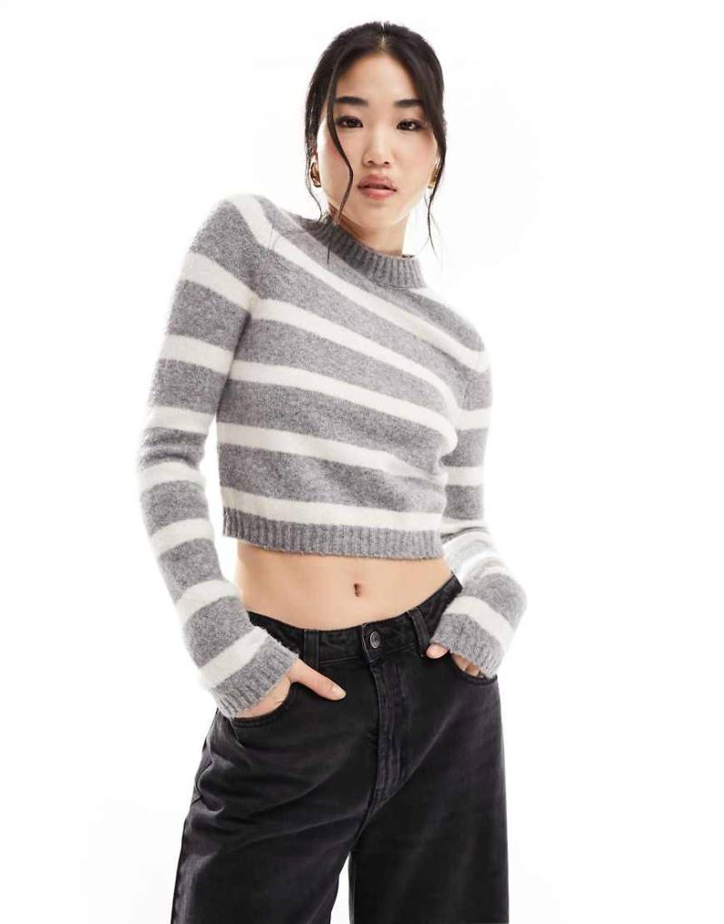 Stradivarius - Weicher Pullover in gestreiftem Grau von Stradivarius