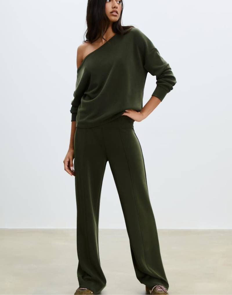 Stradivarius - Weiches, schulterfreies Sweatshirt in Grün von Stradivarius