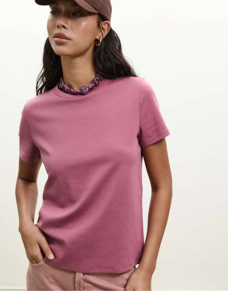 Stradivarius - Weiches Basic-T-Shirt im Regular Fit in Malve-Lila Stradivarius - Weiches Basic-T-Shirt im Regular Fit in Malve-Lila von Stradivarius