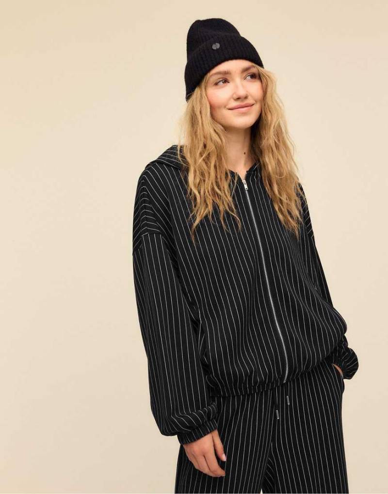 Stradivarius - Weiches Sweatshirt in Dunkelgrau gestreift von Stradivarius