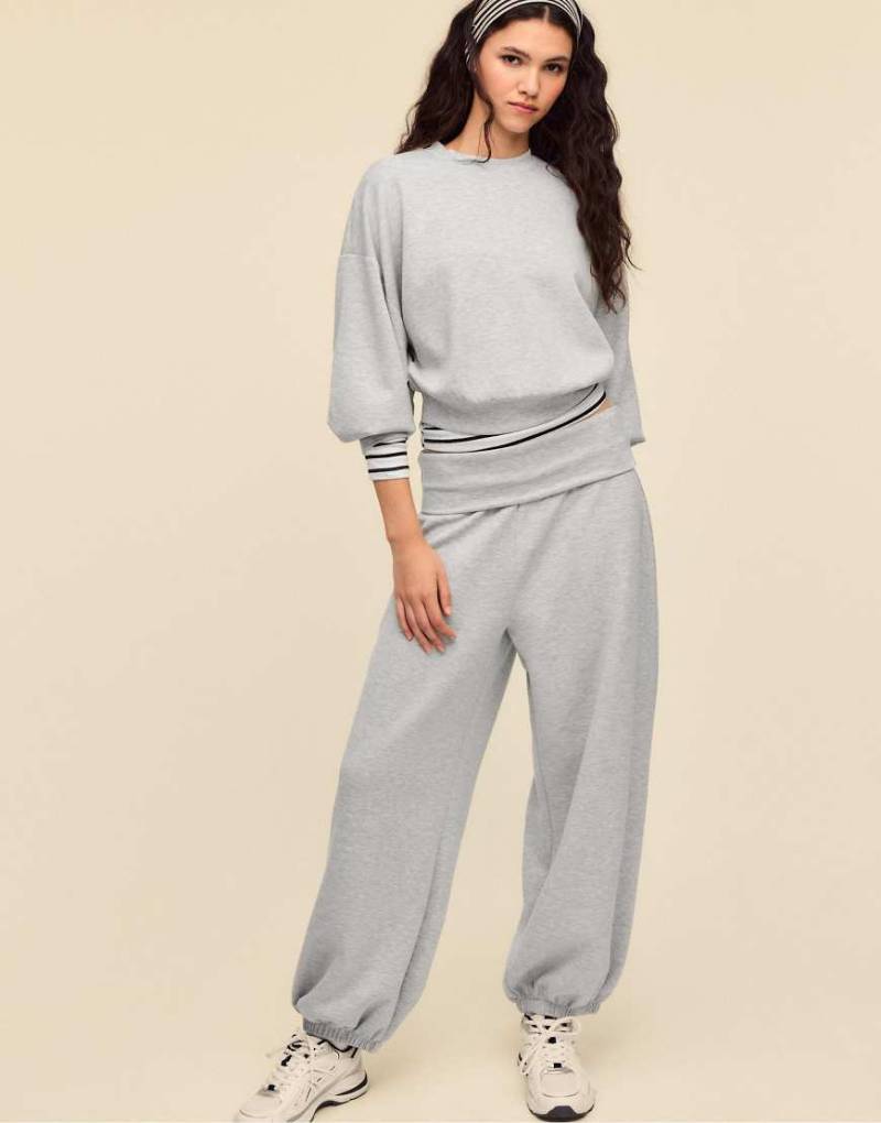 Stradivarius - Weiches Sweatshirt in Grau meliert mit Fledermausärmeln von Stradivarius