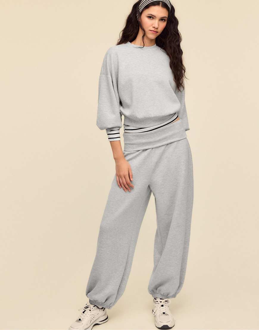 Stradivarius - Weiches Sweatshirt in Grau meliert mit Fledermausärmeln von Stradivarius