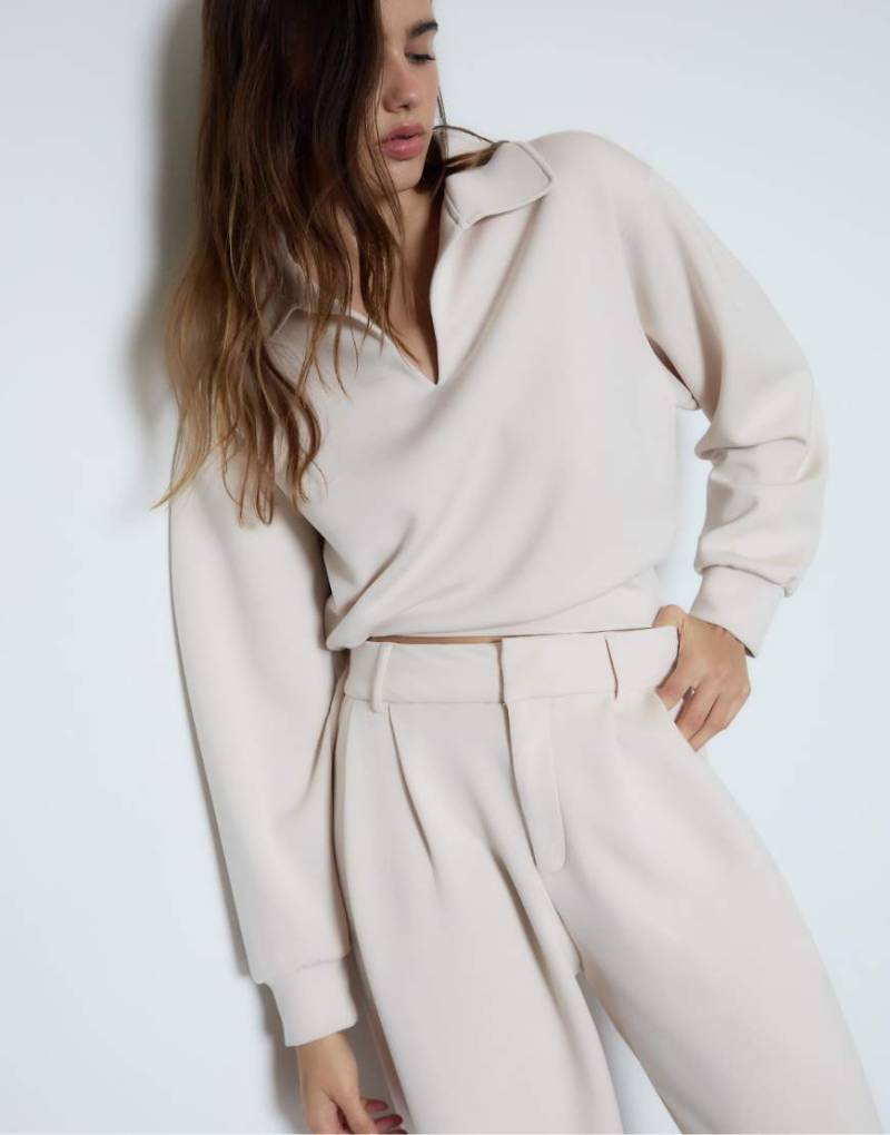 Stradivarius - Weiches Sweatshirt in Steinbeige-Neutral von Stradivarius