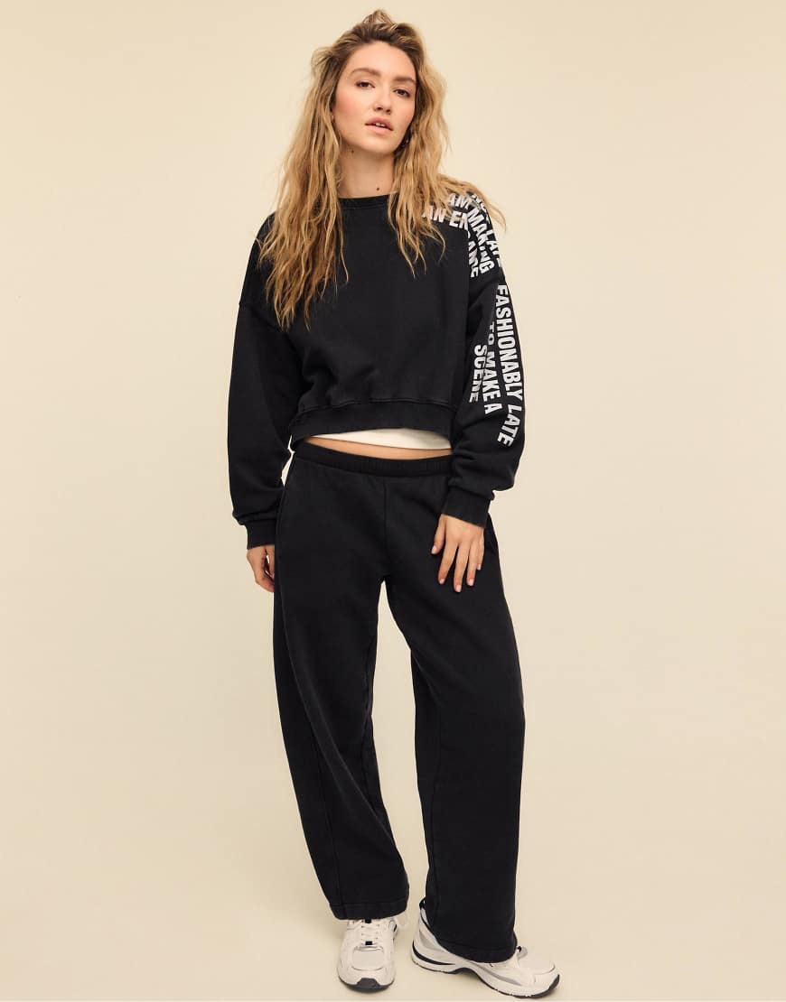 Stradivarius - Weiches Sweatshirt in dunkelgrauer Acid-Waschung von Stradivarius