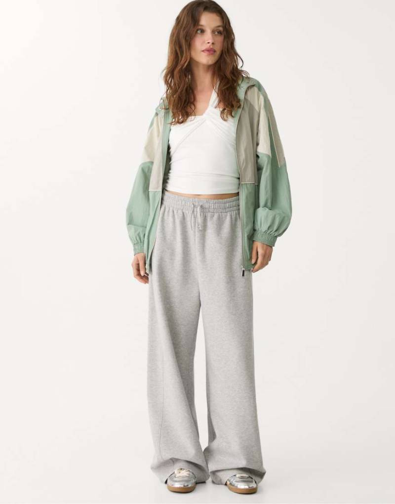Stradivarius - Weit geschnittene Jogginghose in Grau Melange mit schmal zulaufendem Bein von Stradivarius