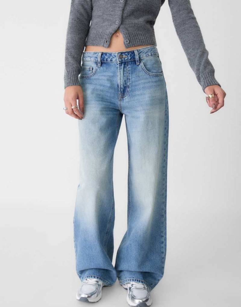 Stradivarius - Weite Jeans in blauer Waschung mit niedrigem Bund von Stradivarius