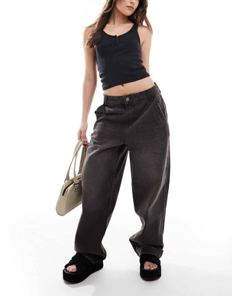 Stradivarius - Weite Jeans in schwarzer Waschung mit niedrigem Bund von Stradivarius