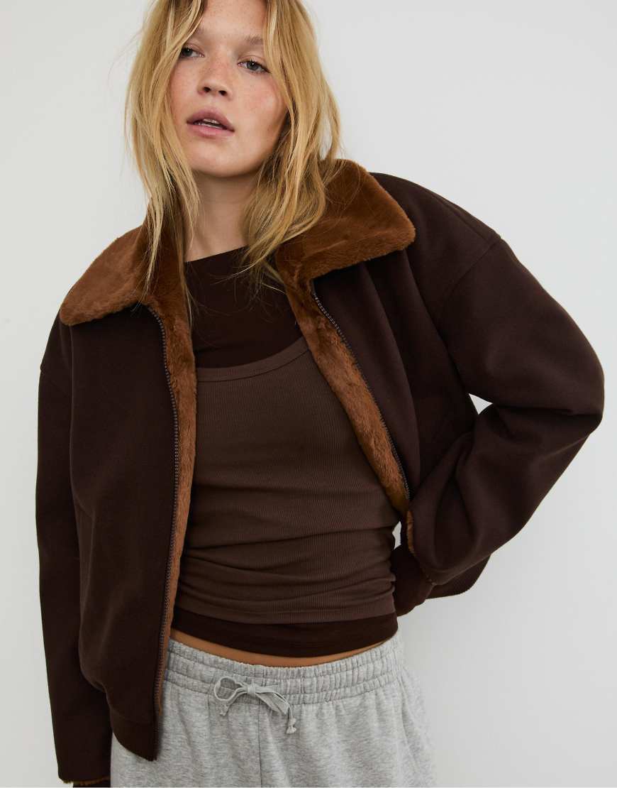 Stradivarius - Wendejacke aus Kunstpelz in Braun-Brown von Stradivarius