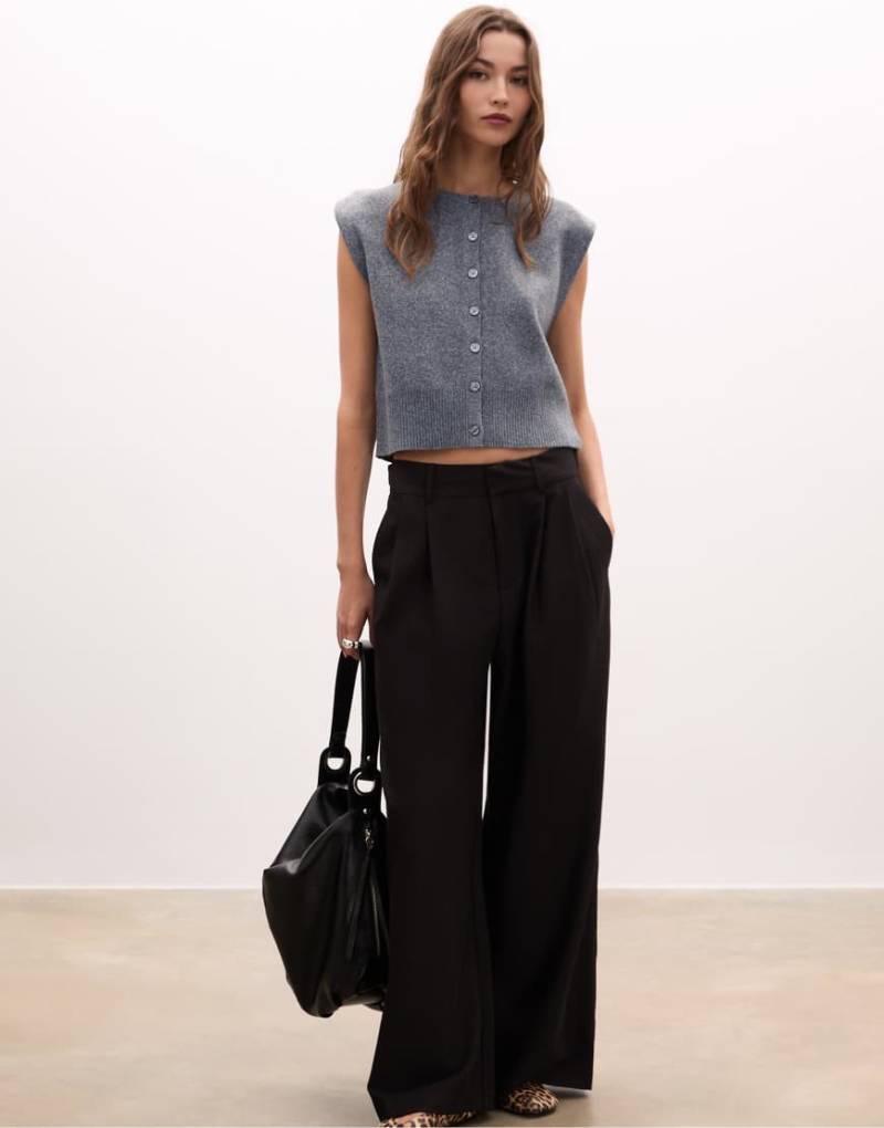 Stradivarius - Weste aus Strickstoff in Dunkelgrau mit Schulterpolstern von Stradivarius