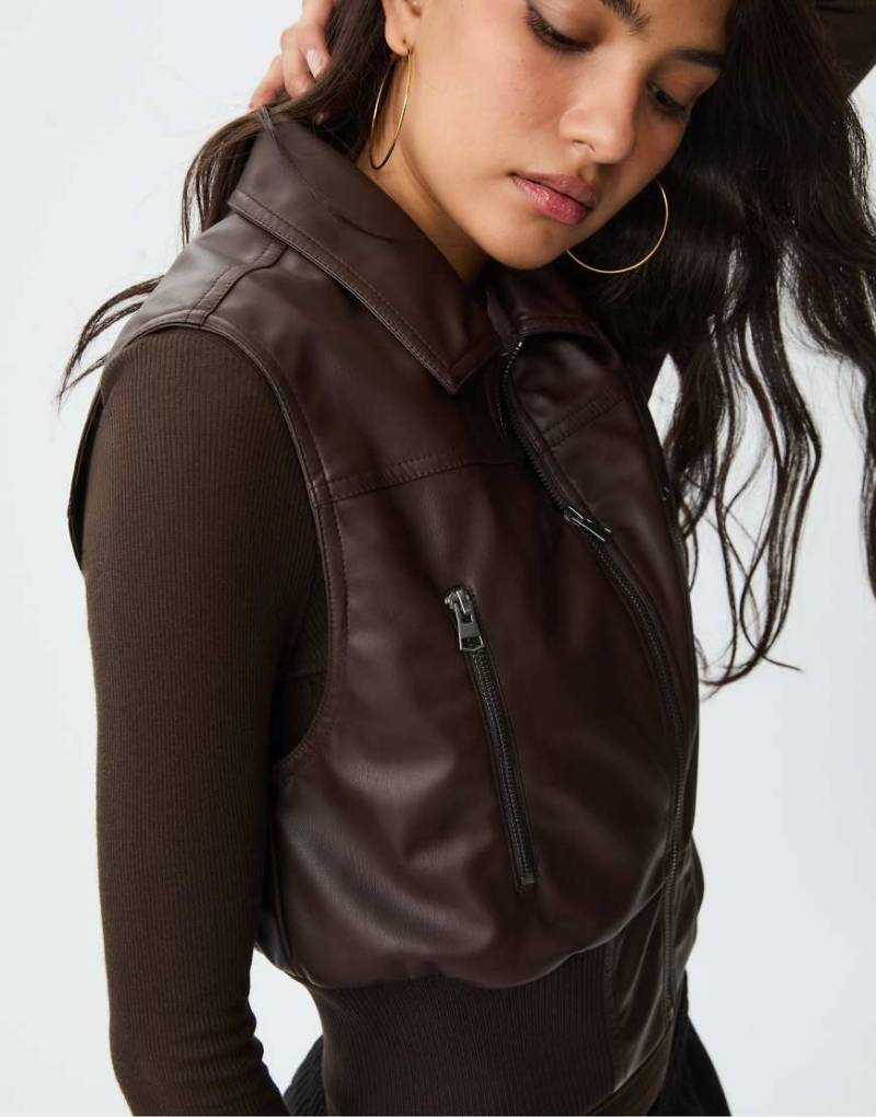 Stradivarius - Weste in Braun mit Lederoptik und Reißverschlüssen-Brown von Stradivarius