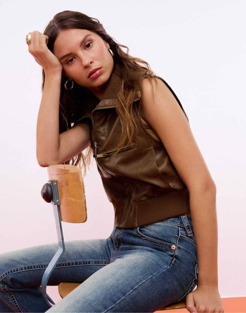 Stradivarius - Weste in brauner Lederoptik mit passendem gerippten Detail-Brown von Stradivarius