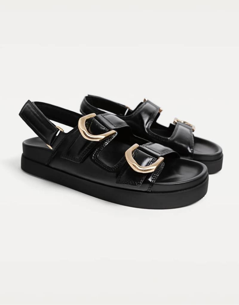 Stradivarius Wide Fit - Flache Slider-Sandalen in Schwarz mit Schnallen von Stradivarius