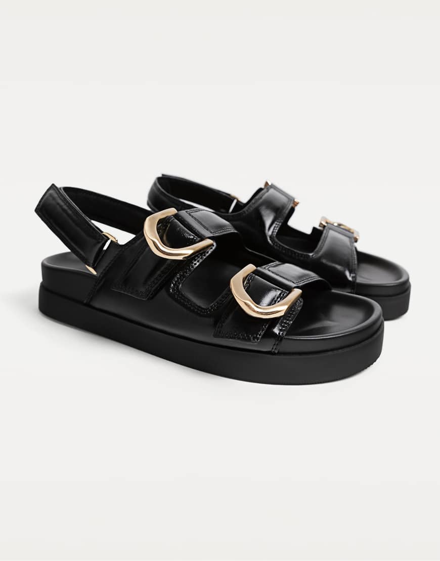 Stradivarius Wide Fit - Flache Slider-Sandalen in Schwarz mit Schnallen von Stradivarius