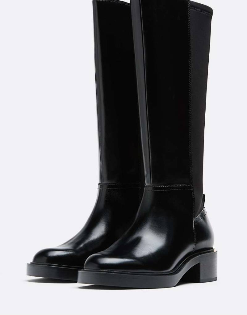 Stradivarius Wide Fit - Flache schwarze Stiefel im Reitstiefel-Look, weite Passform von Stradivarius