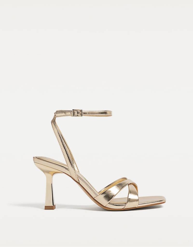 Stradivarius Wide Fit - Sandalen in Gold mit Stiletto-Absatz-Goldfarben von Stradivarius