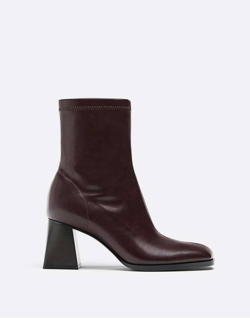 Stradivarius Wide Fit - Stiefel in Burgunderrot mit mittelhohem Absatz und elastischem Schaft, weite Passform von Stradivarius