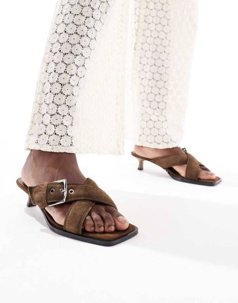 Stradivarius - Zehensteg-Sandaletten aus Leder in Braun mit Absatz und Schnalle von Stradivarius