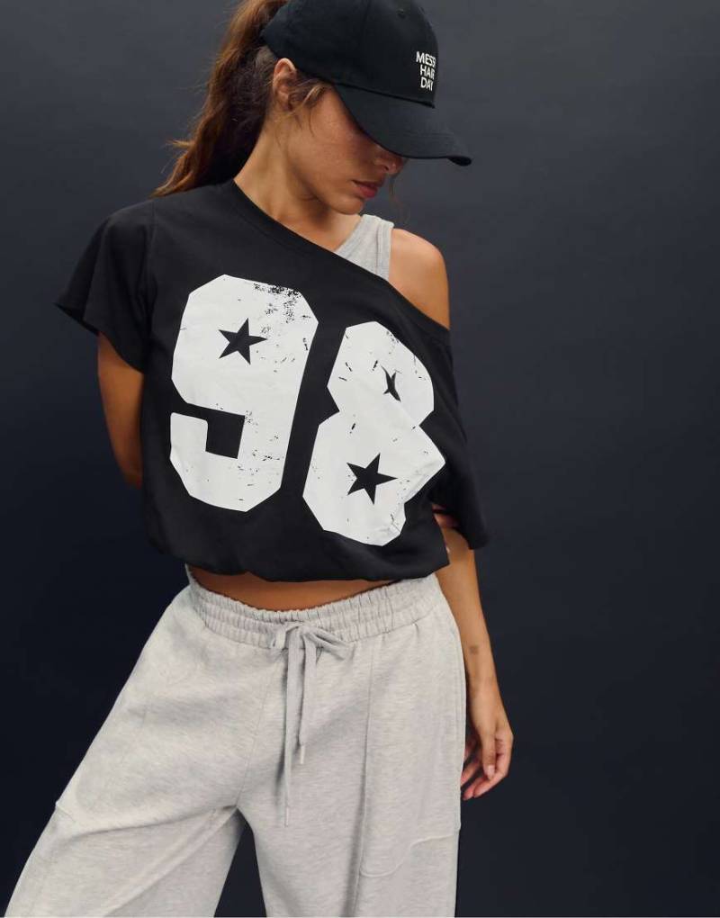 Stradivarius - Zweilagiges T-Shirt in Schwarz mit Puffärmeln von Stradivarius