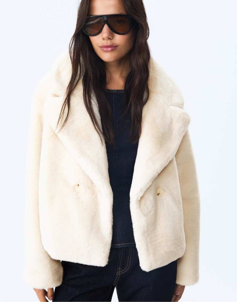 Stradivarius - Zweireihige Jacke aus Kunstpelz in Vanillegelb-Weiß von Stradivarius