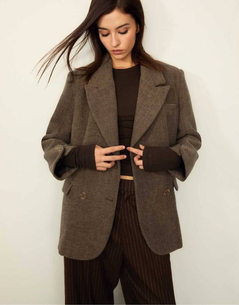 Stradivarius - Zweireihiger Oversize-Blazer in blassem Kamelbraun mit Fischgrätmuster-Neutral von Stradivarius