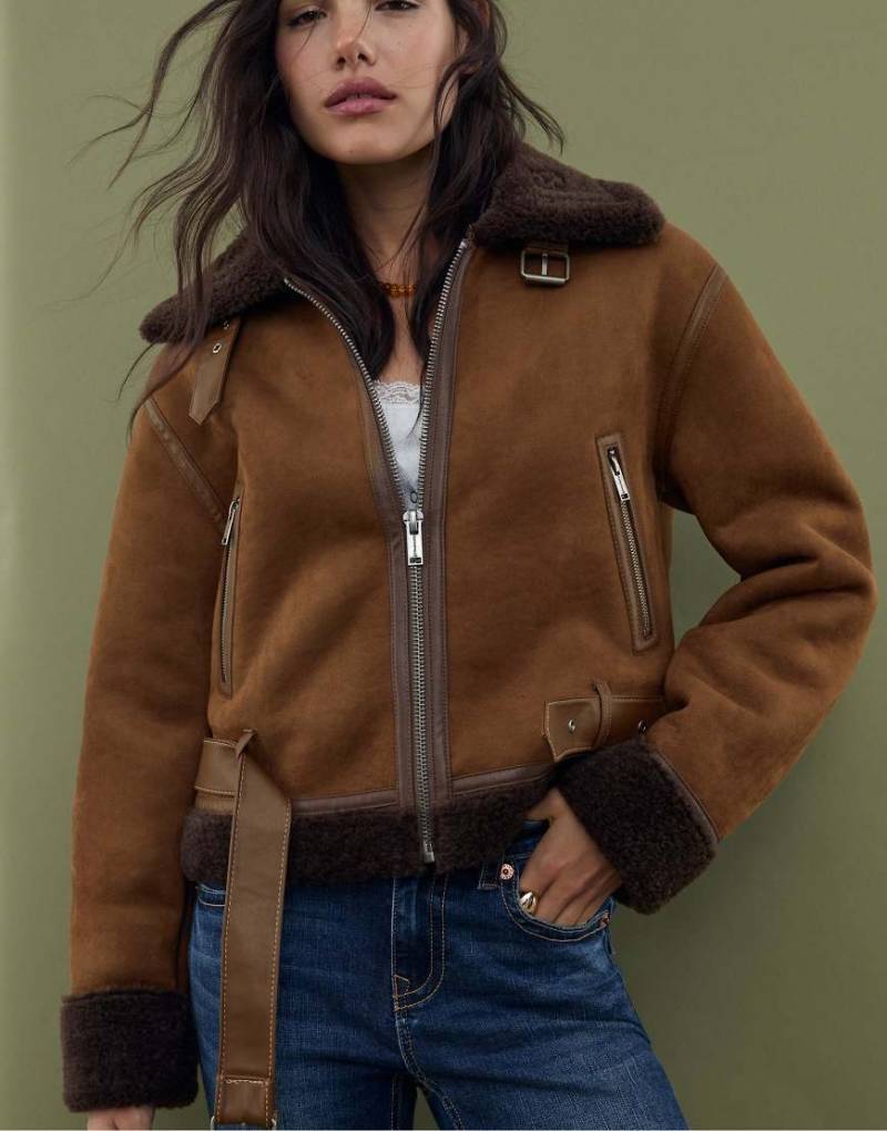 Stradivarius - Zweiseitige kurze Jacke in Braun-Brown von Stradivarius
