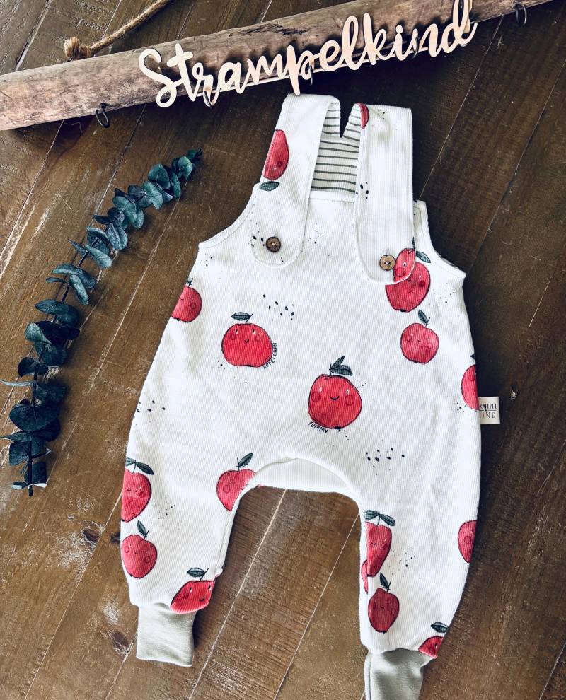 Babystrampler & Latzhose Im Apfel-Design Aus Bio-Ribjersey, Mitwachsend - Geschenk Zur Geburt, Für Kleinkinder, Spielanzug von Strampelkind