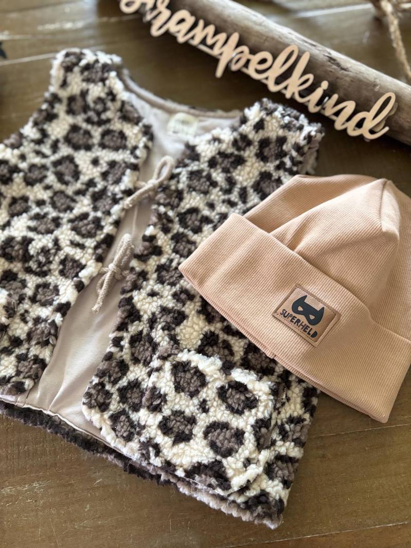 Leo-Print Teddyweste Für Mädchen - Handmade Oversize Weste Aus Teddystoff, Besondere Kinderkleidung Als Geschenk Jeden Anlass von Strampelkind
