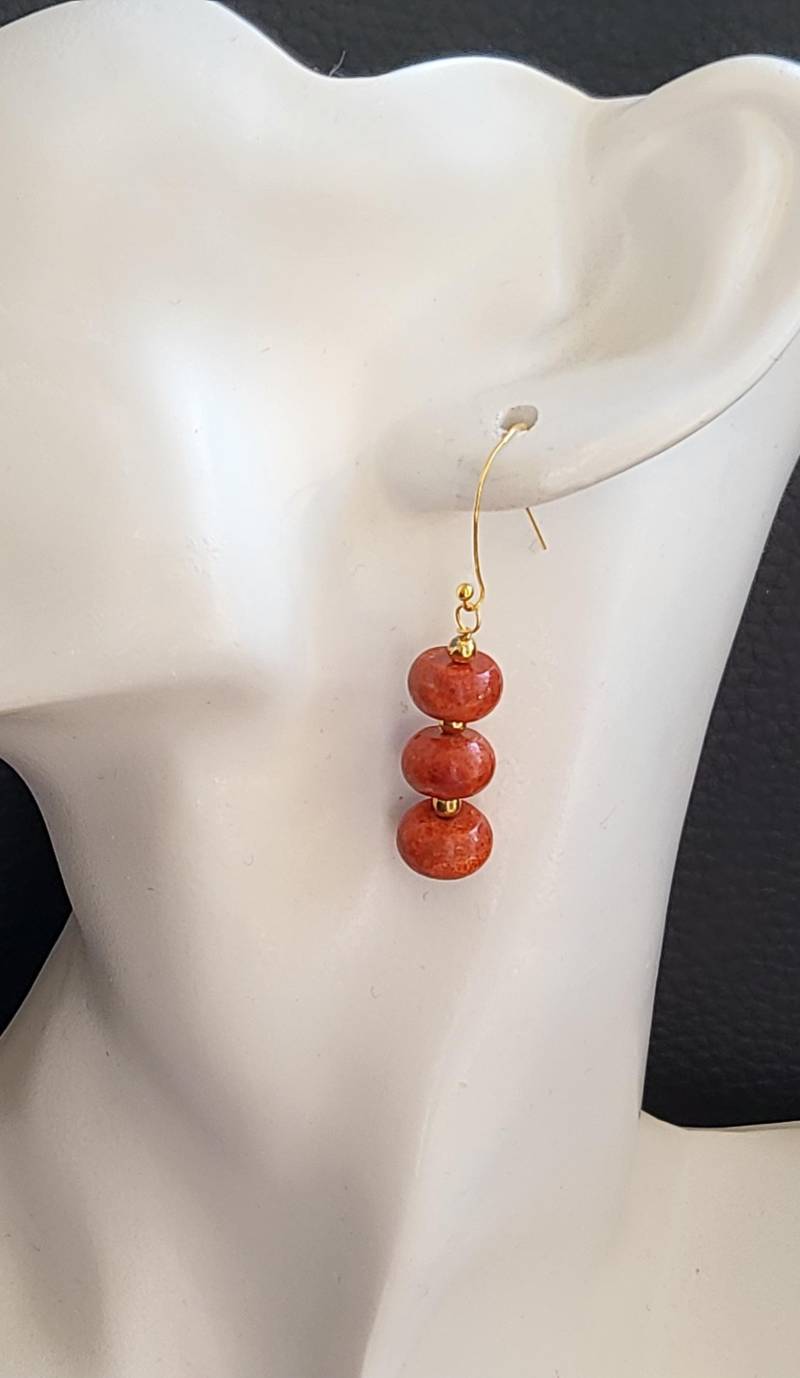 Korallen Ohrhänger Mit Je 3 Korallenkugeln , 925 Sterling Silber 18K Vergoldet Korallen Ohrhänger Mit Je 3 Korallenkugeln , 925 Sterling Silber 18K Vergoldet von Strand7