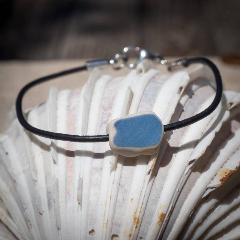 Meerkeramik Lederarmband "Ebbe" Mit Karabinerverschluss von Strandgoods