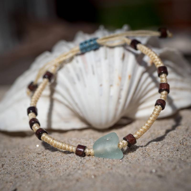 Seeglas Armband "Springflut" Mit Schiebeknoten Und Holzperlen von Strandgoods