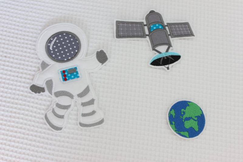 Aufnäher-Set Weltall Astronaut Satelit Erde von Strandwolke