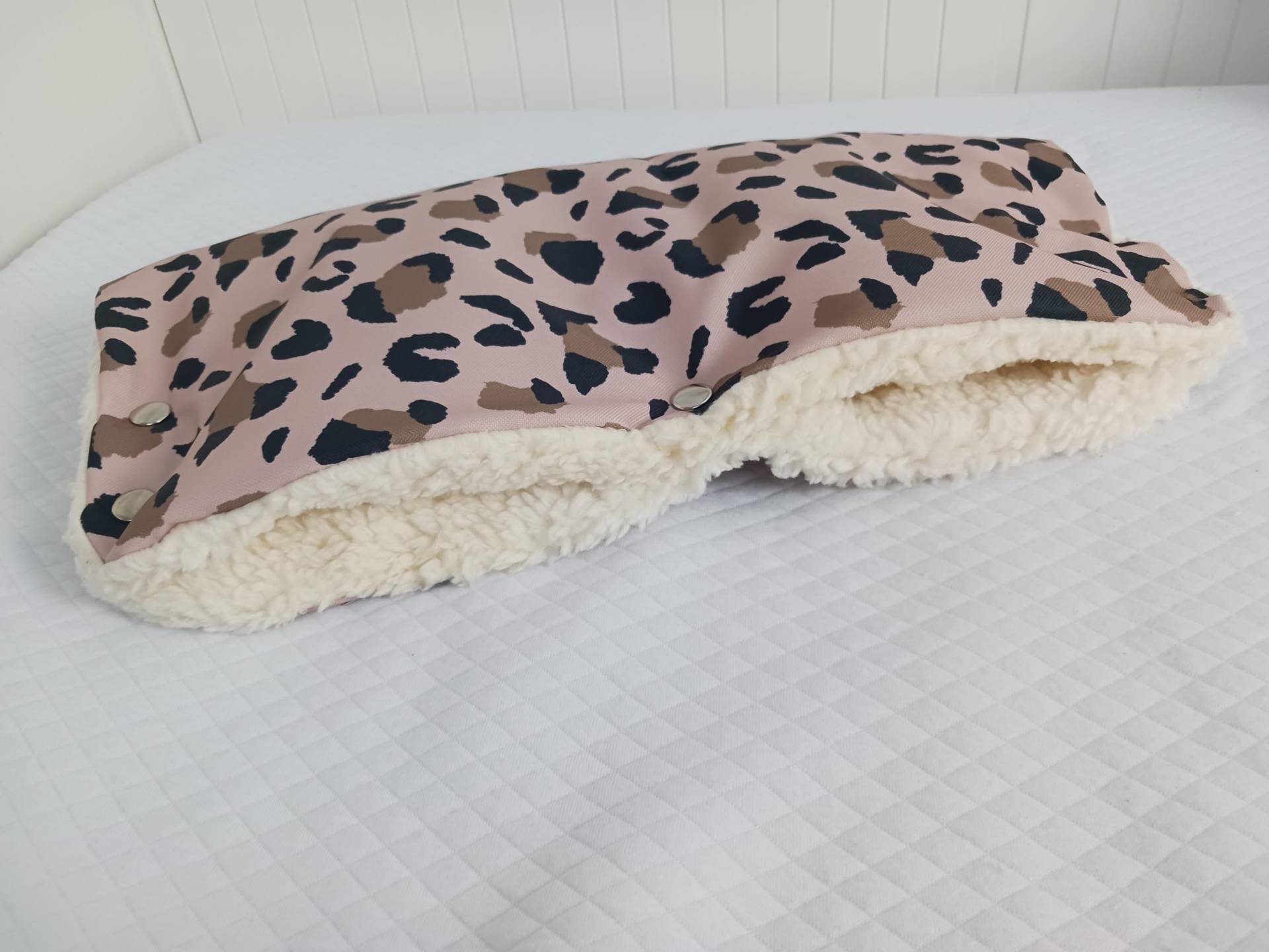 Sofort Lieferbar Wasserabweisender Kinderwagenmuff Leomuster von Strandwolke