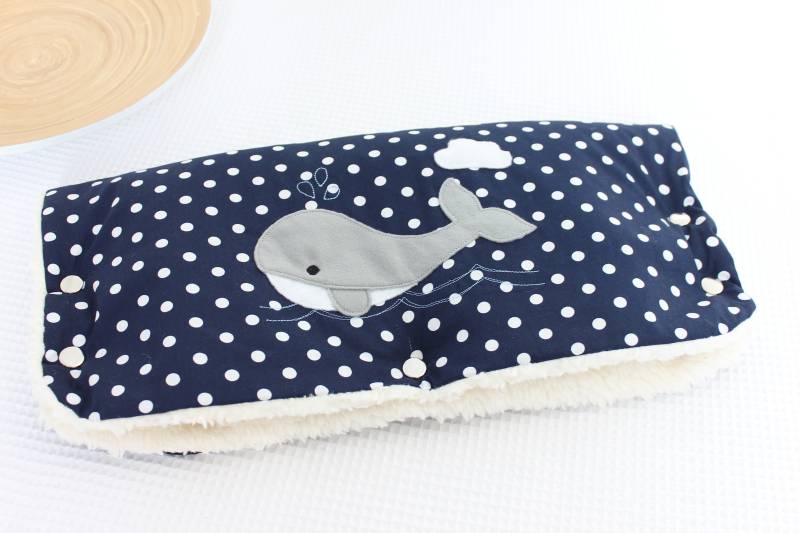 Sofort Verfügbar Kinderwagenmuff "Kleiner Wal" Dunkelblau von Strandwolke