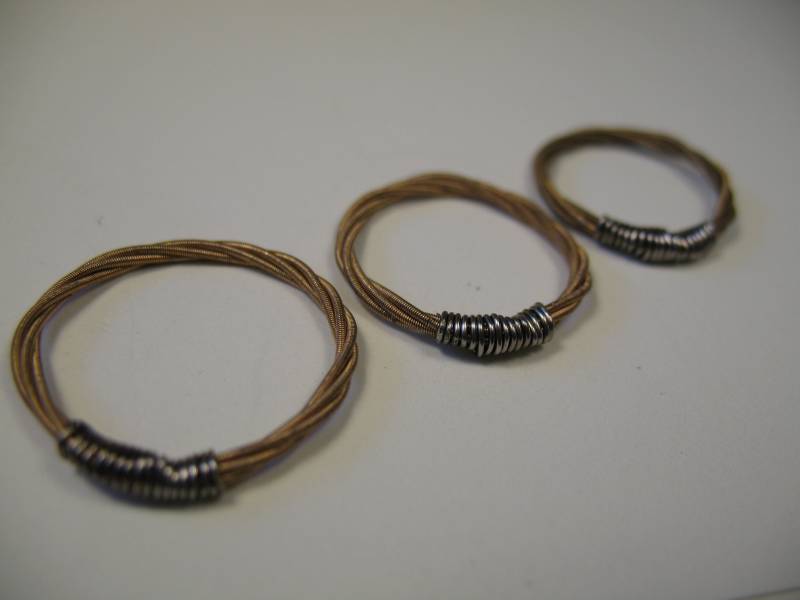 Gitarre String Ring, Recycling-Gitarre Gold Und Silber Benutzerdefinierte Größen, Herren Womens Upcycled von StrangeKage